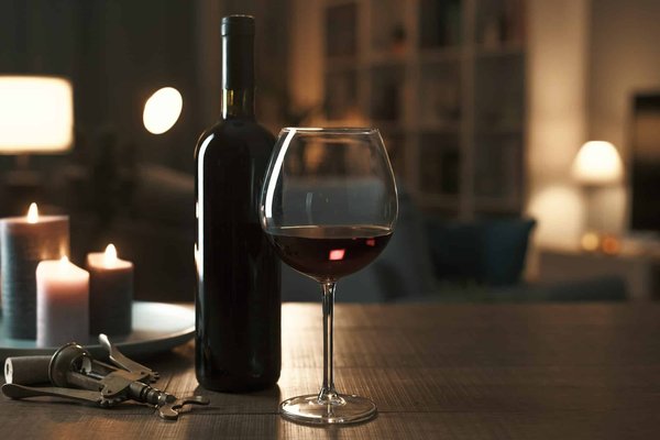 Tout savoir sur le vin Rasteau : Caractéristiques, terroir et accords mets-vins